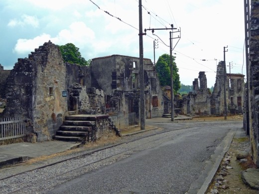 Thị trấn Oradour-sur-Glane, Pháp là một trong những thị trấn "ma" rùng rợn nhất thế giới khi phát xít Đức từng sát hại toàn bộ người dân địa phương do nghi ngờ binh lính của Hitler bị giam cầm tại đây. Do vậy, chỉ sau một đêm, Oradour-sur-Glane trở thành một thị trấn ma hoang tàn, không có một bóng người.